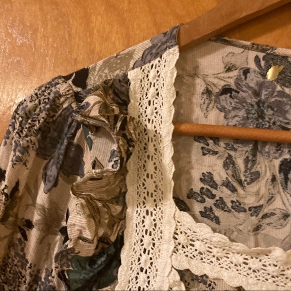 Floral Mountain Mama Size Small Top - Picture 5 of 8